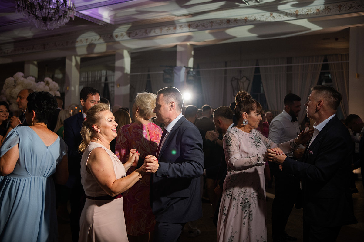 zdjęcia ślubne fotografia ślubna elegancki klasyczny glamour ślub Pałac Mała Wieś 5czwartych Agnieszka Rusinowska